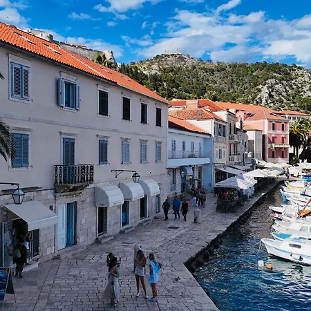 Hvar Riva 公寓 *